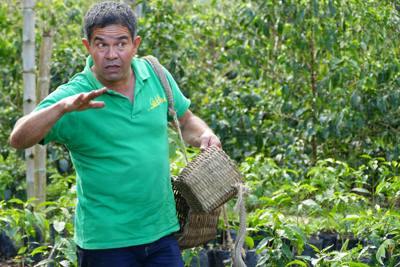 Kaffeodlaren Luis Alejandro berättar engagerat om sin odling